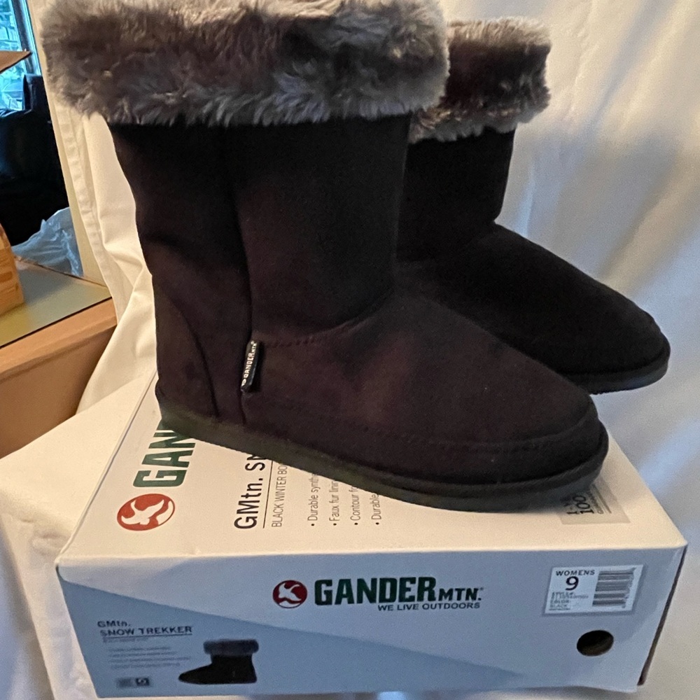 Suede boots NWBT Women’s black suede faux fur size 9